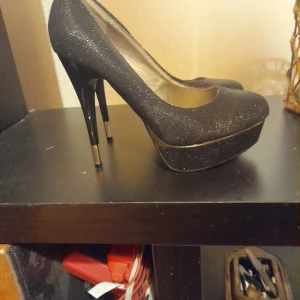 Högklackat  - Använda 1gång nyårslöften som va glittriga 