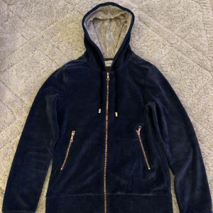 Limitato velvet hoodie - En Velvet Hoodie i ett mycket fint skick. Använd endast 2 gånger.  Artist: Terry O’Neill Title: Over and out Color: Midnight blue  