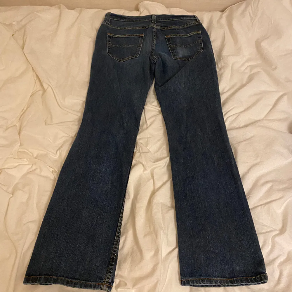 Lätt bootcut lowwaist/midwaist jeans från Pearson, midja 38/39 cm rakt över, innerbenslängd 80 cm. Obs ena benet tror jag vrider sig litegrann därav billigt pris . Jeans & Byxor.