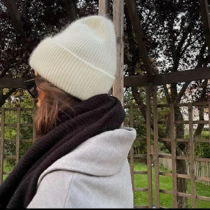 Vit mössa  - Säljer nu fina mössor som är super mysiga nu till vintern🤍 helt oanvänd så i super fint skick🤍hör gärna av dig om du är intresserad🤍(endast vit)