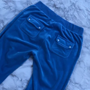 Juicy byxor - Hej! Säljer mina juicy byxor då dom inte kom till någon användning. Är i användt men otroligt bra skick och inga defekter. Storlek L men sitter mer som en M skulle jag säga. Nypris 1200. Skriv gärna om ni har frågor eller annat🥰