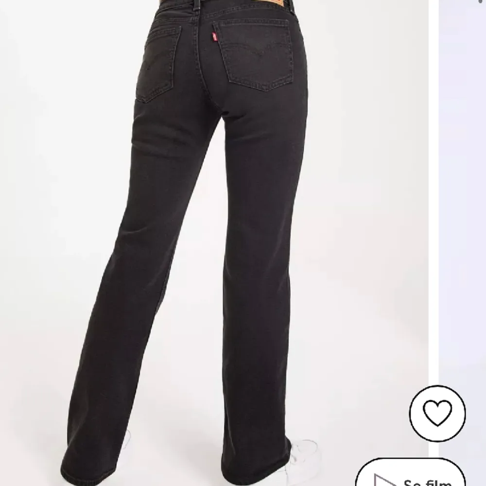 Säljer dessa superfina Levis jeans i low waist bootcut då de inte kommer till användning längre. Använda ett fåtal gånger💕💕De är slutsålda och nypris är 999kr . Jeans & Byxor.
