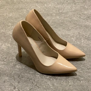 Pumps - Oanvända pumps i storlek 37