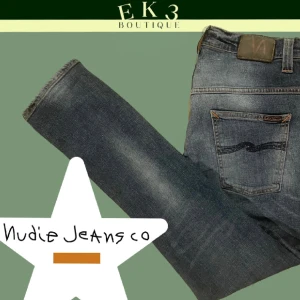 Slimfit nudie jeans co slim jeans Thin Finn - Slimjeans från Nudie i perfekt skick. Modellen thin finn, sista bilden är för referens på hur de sitter på, de vi säljer har dock stretch så mer slim.  Storlek W31 och L32  Skickar gärna fler bilder och mått🤙 Made in italy