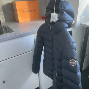 Colmar jacka  - Väldigt snygg Colmarjacka💙Som ny, helt defektfri! Den köptes för 4999kr på Zalando. Priset går att förhandla ner, kontakta för fler bilder !