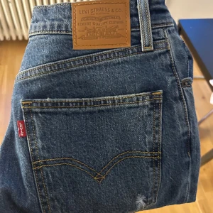 Levis 70’s High Flare - Levis 70’s High Flare 28/32 Använda ett fåtal gånger. Inget att annärka på