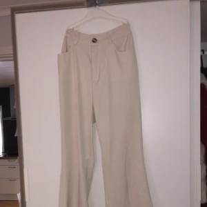 Kostymbyxor - -Beige kostymbyxor köpta från h&m -Långa i benen 