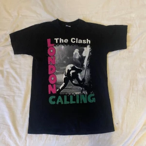The Clash band-tshirt storlek S - London calling för denna tisha, vintage men dunder skick! Stand by me och köp denna så kommer du inte bli lost in the supermarket! 
