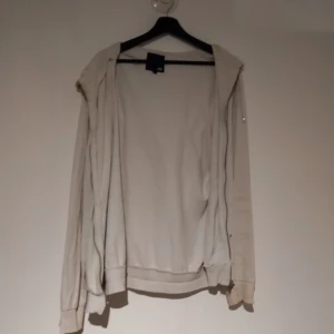 Zip upp - Vit zip upp superfin. Väl använd. Färgen e lite beige också