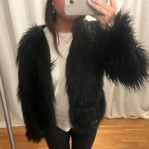 Pälsjacka😍 - Säljer min skitsnygga pälsjacka som passar perfekt nu🥰