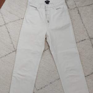 Fina vita jeans med en straight fit💞 Endast använda en gång!