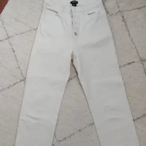 Fina vita jeans med en straight fit💞 Endast använda en gång!