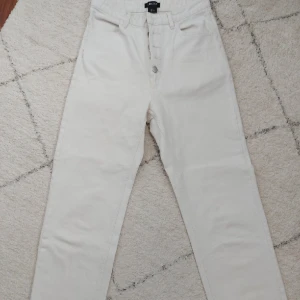 Vita jeans - Fina vita jeans med en straight fit💞 Endast använda en gång!