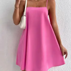 En enkel och skön onesize klänning i den sötaste rosa färgen. 