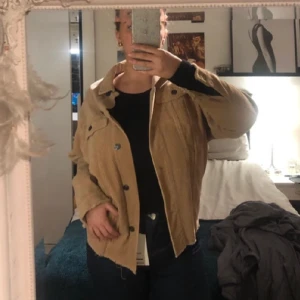 Beige jacka  - Beige oversized manchesterjacka! 