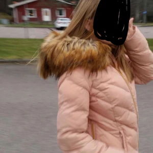 Dunjacka  - Säljer nu min fina rosa jacka från Svea i strl S i mycket fint skick  Nypris 2000kr mitt pris 1300kr