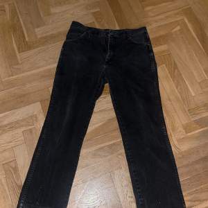 Säljer nu dessa helt snygga wrangler jeans, straight leg jeans som sitter underbart både på längden och i midjan.