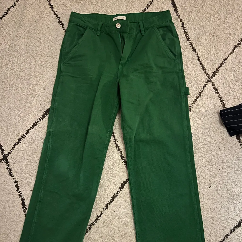 Gröna jeans från Gina Tricot. Låg midjade. Storlek 36 men passar även mig som har 38. . Jeans & Byxor.