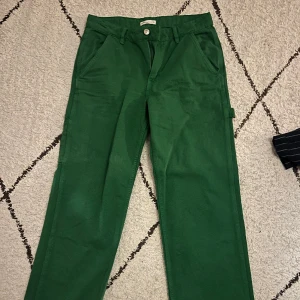 Gröna jeans - Gröna jeans från Gina Tricot. Låg midjade. Storlek 36 men passar även mig som har 38. 