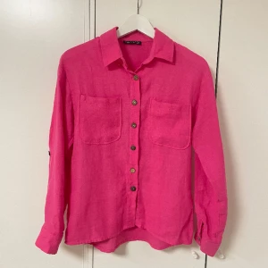 Barbie rosa skjorta - oanvänd💖 - Oanvänd skjorta, köpt för 2-3 månader sedan. Storlek M men passar mig som har XS-S mycket väl. Går att vika upp ärmarna (finns knapp). För fler bilder skriv DM. Priset kan diskuteras👍🏼 