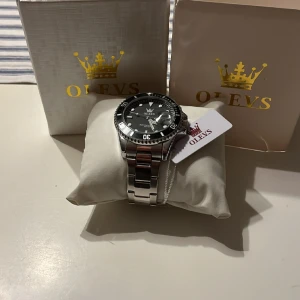 Klocka  - Sjukt fräsch olevs klocka som är helt ny med tag, allt följer med från köpet, klockan är i rostfritt stål, extra länkar finns som man kan sätta på och göra klockan både mindre och större så den passar dig perfekt🤩