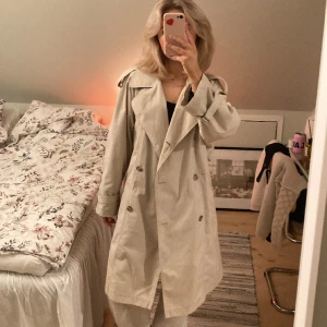 Trenchcoat 🤍 - Super fin ljusbeige trenchcoat som tyvärr inte kommer till användning längre. Oversized på mig, skulle uppskatta att storleken är L/XL. Kom gärna med prisförslag. 