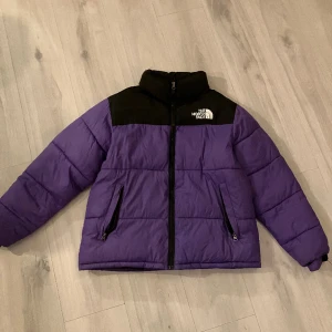Lila The North Face Jacka - Använd förra vintern så lite sliten men bra kvalite på den