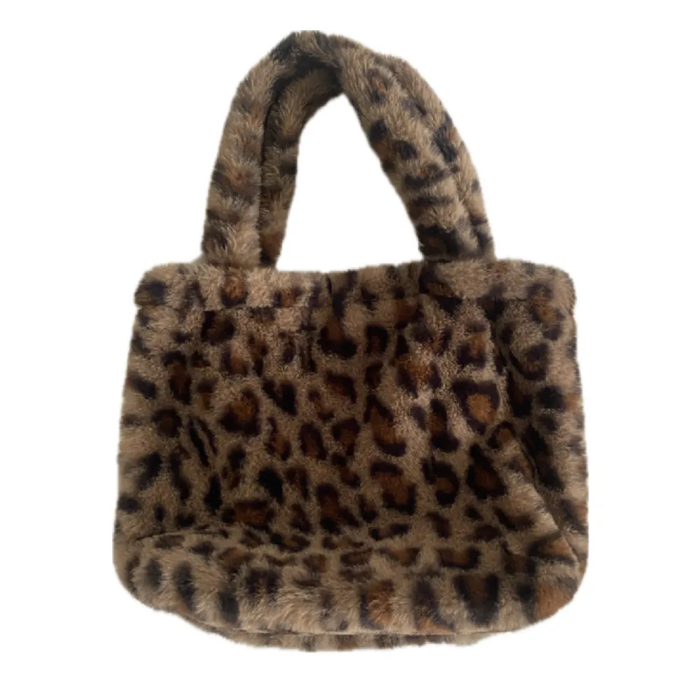 🐆Info: as cool fluffig handväska med leopard mönster 🐆Skick: knappt använd 🐆Bredd: 34cm  🐆Höjd: 28cm  🐆Axelband: 46cm. Väskor.