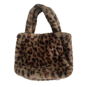 🐆Info: as cool fluffig handväska med leopard mönster 🐆Skick: knappt använd 🐆Bredd: 34cm  🐆Höjd: 28cm  🐆Axelband: 46cm