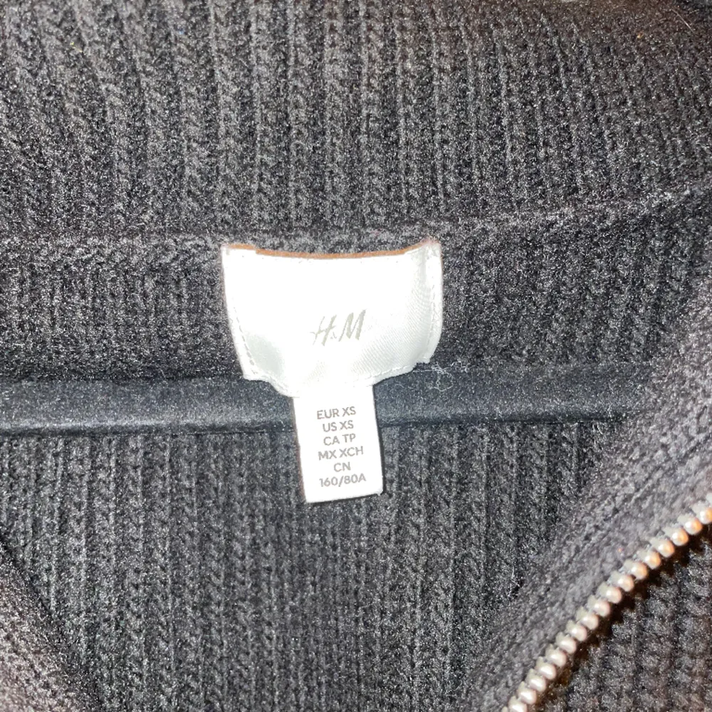 Randig tröja från H&M som används en gång, köpt för lite mindre än ett år sen. Köpte för 400kr men säljer för 200kr! Köparen står för frakten💕Tröjan är i XS men är väldigt oversized, så funkar lika bra om du har S/M vanligtvis!💕. Tröjor & Koftor.
