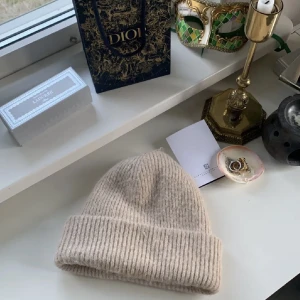 Mössa - Superfin mössa, köpt på zara för tre år sedan, fint skick. Köparen står för frakten.❤️