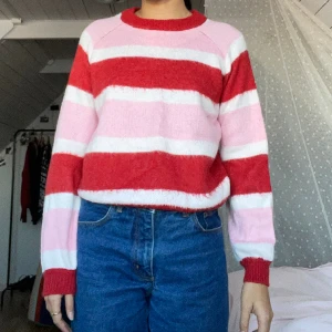 Gullig tröja i ullblandning🍭 - Supersöt stickad tröja, storlek xs men passar även s! Säljer då den inte kommer till användning. Fint men använt skick, skriv för fler bilder!💕