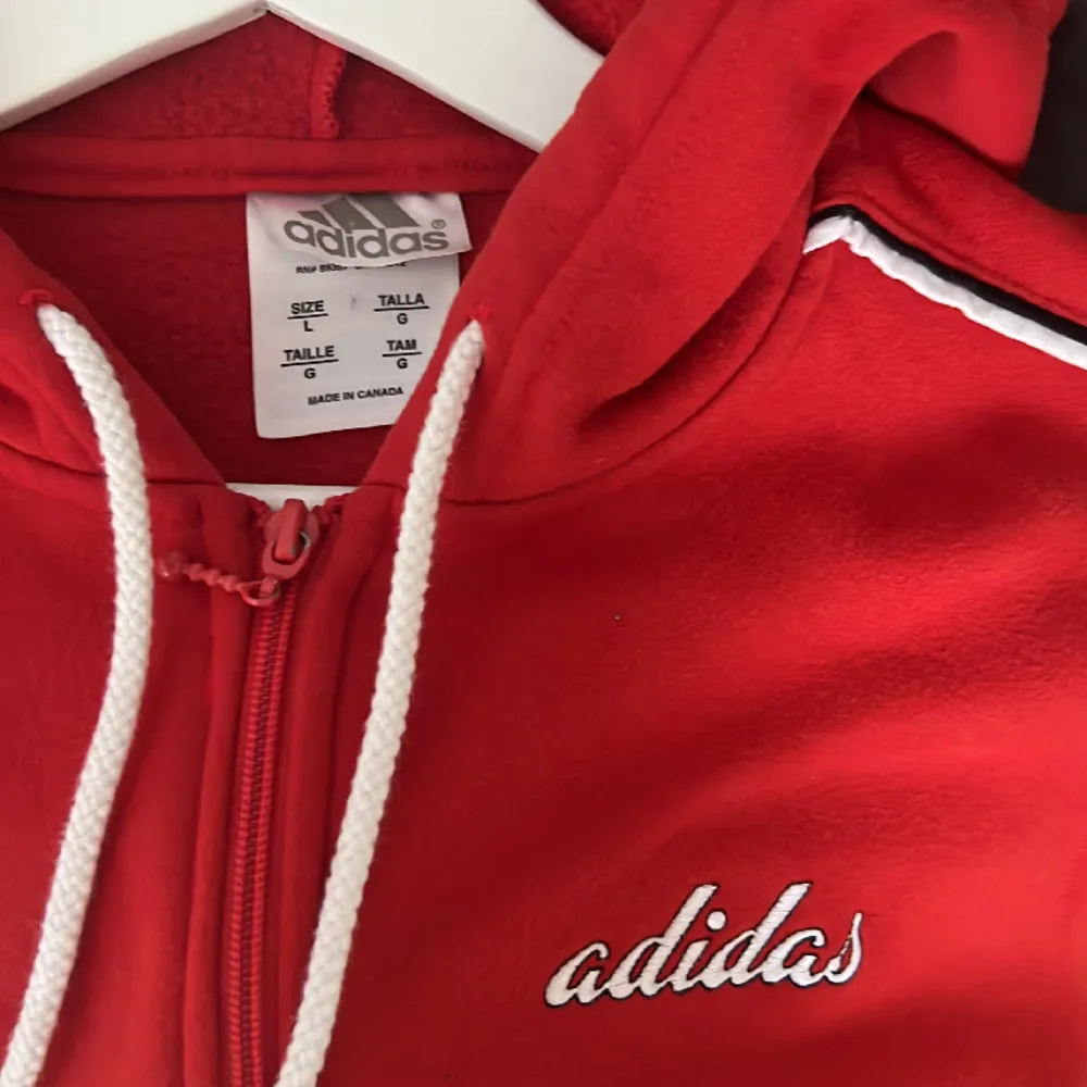 Jättecool vintage röd adidas kofta köpt för 250kr på beyond retro. Står strl L men är egentligen en strl S. Fint skick och är har knappt använts av mig. 💘. Hoodies.