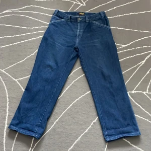 Jeans - Blåkläder Carpenter Jeans, inga defekter. Har bara inte använt dom så mycket då de är för stora för mig.       Det är också ett litet ”Värnamo belysning AB” tryck på en av bakfickorna. Men det går att ta bort.
