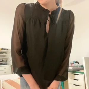Svart blus - Jätte fin svart blus från only med knytning i halsen