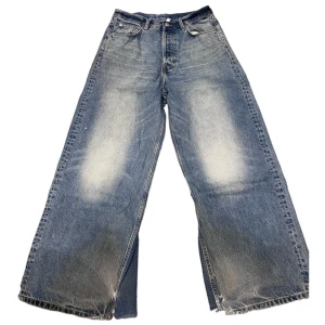 Baggy Weekday Jeans - Weekday baggy astro loose jeans. Jeansen är utsydda där nere och har några skador och fläckar längst ner som syns på bilden, fläckarna går bort efter en tvätt. Känn dig fri att fråga om du undrar något!
