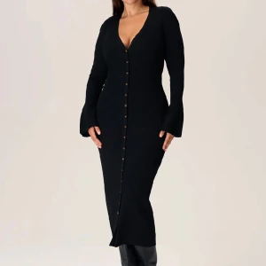 Milano dress - Skit snygg klänning som jag tyvärr inte kan ha, Klänningen är enbart testad så den är som ny 🖤Köpte för 1595kr och säljer för 850kr plus frakt St 32