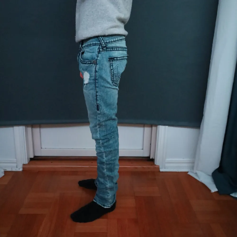 True Religion rocco jeans Nypris: 1500kr Condition 9/10 Storlek: 29 Knappt använda! Pris kan diskuteras!. Farkut & Housut.