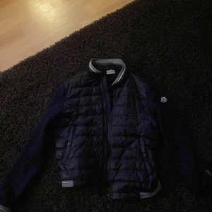 Moncler Maglia Cardigan - En caridgan jag inte längre använder, äkthetsbevis finns, passar s och m hör av dig för mer bilder, tar emot byten, skick 8,5/10