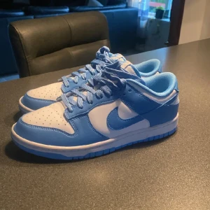 Nike dunk Unc - Säljer dessa då dem inte kommer till användning. Använda 5-6 gånger. Väldigt bra skick.