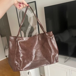 Brun väska  - Brun väska - Oanvänd - Köparen står för frakten - Inga returer - Betalning via köp direkt 