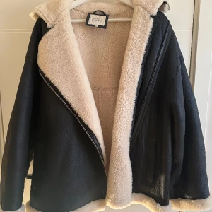 House of Dagmar Jacka - Den populära House of Dagmar jackan. Använd endast 2 gånger. Nypris 16000kr