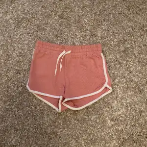 Rosa shorts med vita detaljer🩷🤍