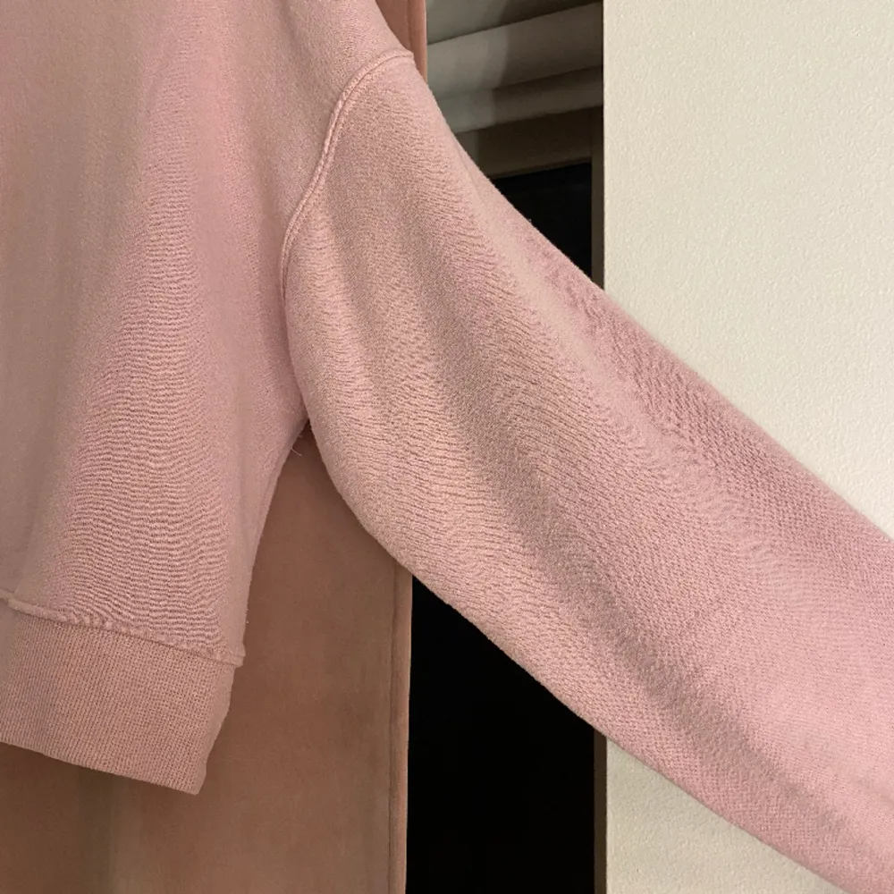 Gammalrosa/ pastellrosa sweatshirt från Pull & bear i skönt material . Tröjor & Koftor.