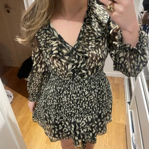 Zara klänning!  - Så snygg Zara klänning passar perfekt till nyår! Storlek M men den är ganska lite i storlek så skulle säga S/M ! Frakt tillkommer 🥰❤️