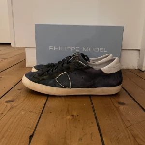 Philippe model  - Tja, säljer mina Philippe model skor i storlek 42 kond 7,5/10 box och kort medföljer hör av er vid frågor eller funderingar Fast pris!
