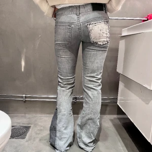 Jeans!  - Galet Snygga och unika lågmidjade jeans!  MIDJEMÅTT:74cm INNERBENSLÄNGDEN:84cm