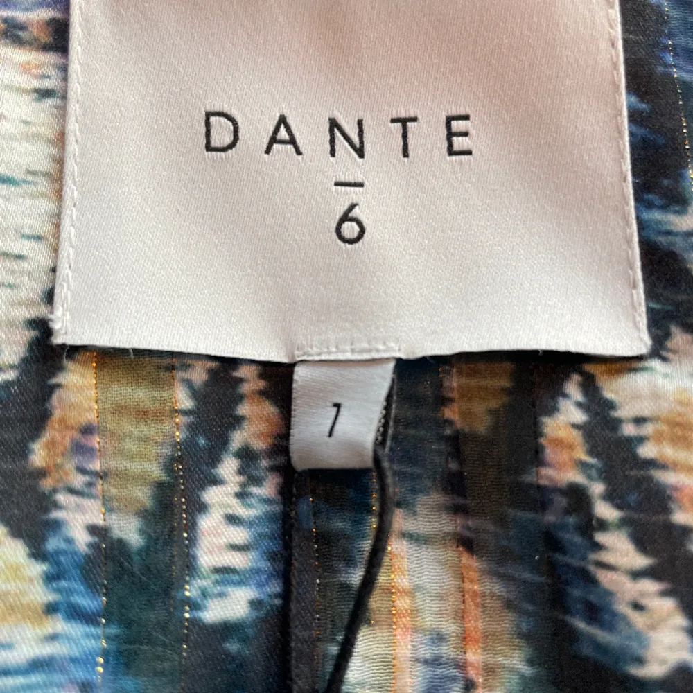Klänning från Dante, modell Bardon.  Storlek: 1 Material: Polyester, Viskos Nypris: 2299 SEK Helt ny, med prislapp kvar.. Klänningar.