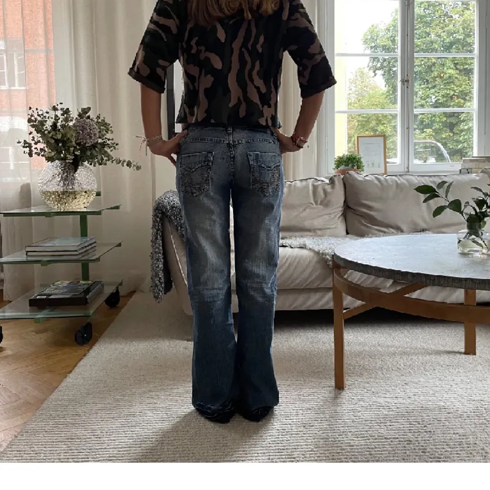 Lånade bilder av tjejen jag köpte från! Skit najs jeans, lowwaist och bra material!! Tjejen på bilden är 169❤️. Jeans & Byxor.