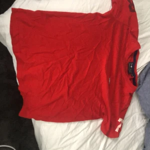 Röd Sail racing tröja - Jätte bra skick har använts få tal gånger. Säljer eftersom att jag inte använder 
